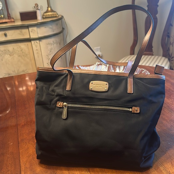 Michael Kors bag - Picture 1 of 2